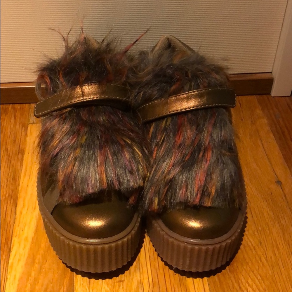 Metallic sneakers with colored for on laces
